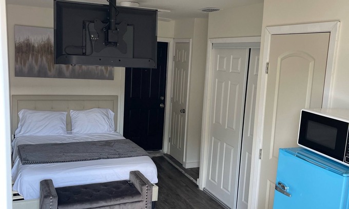 The Colony Apartment | Private entrance studio apt, free Wi-Fi & parking!