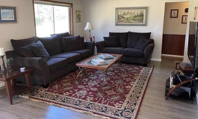 Thurston House | Private Guesthouse on 44 acre Mountain Top