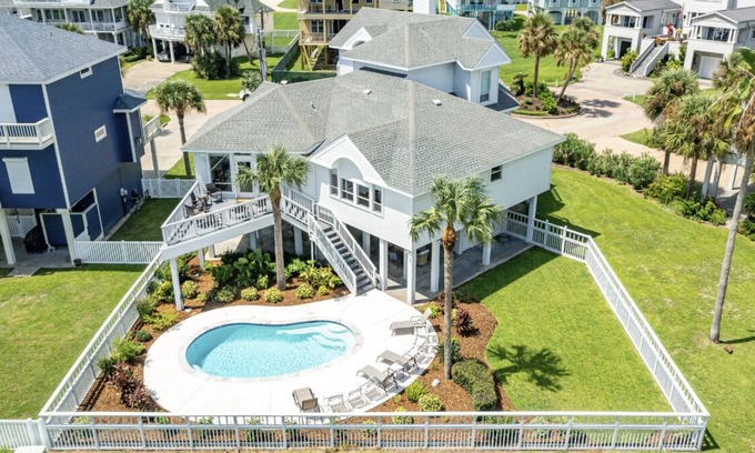 Pirates Beach West House | Private Heated Pool | 5 bdrm | Walk to Beach!
