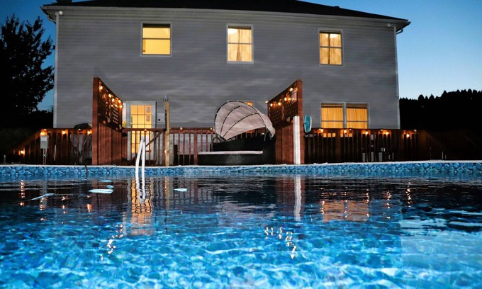 Stroudsburg House | Private Heated Pool/Hot Tub/Huge Game Room/Sauna/Fire Pit/Huge Yard/3300 sq ft!