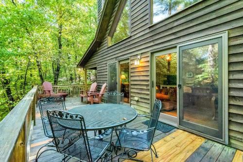 West Jefferson House | Private Hike to the New River - Hot Tub, Fire Pit, and Foosball