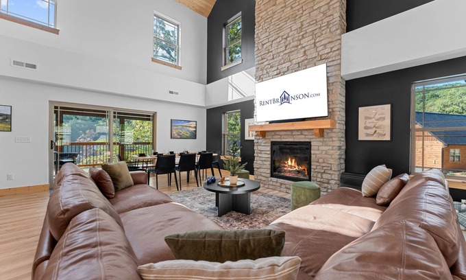 Hollister House | Private Hot Tub-Cmty Indoor & Outdoor Pools-Free Attraction Tickets-Close to Table Rock