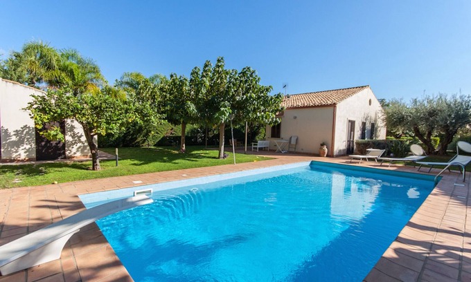 Scicli House | Private house with pool, garden, at the sea, quiet location, WiFi, aircon, 7 pers