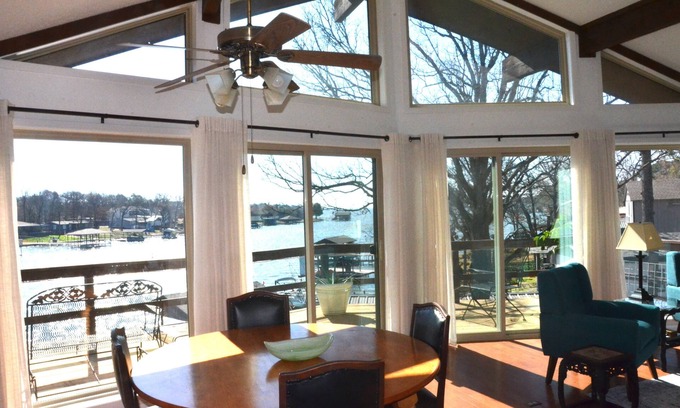 Enchanted Oaks House | Private Lakefront Getaway for the family