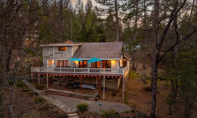 Groveland House | Private lakeside resort, 40mins to Yosemite