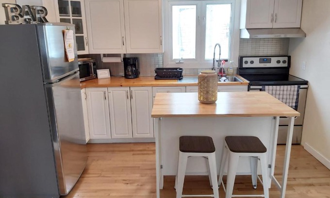 Hull Apartment | Private Large 3 Bedroom Apartment - 5 minutes from Ottawa & Gatineau Park
