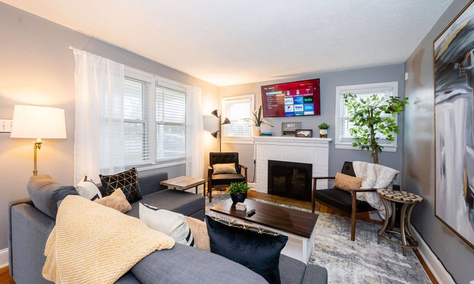 High Point House | ❤️ Private Large Patio, 2Mile Downtown, 2Min to HPU, SMART TVs ❤️