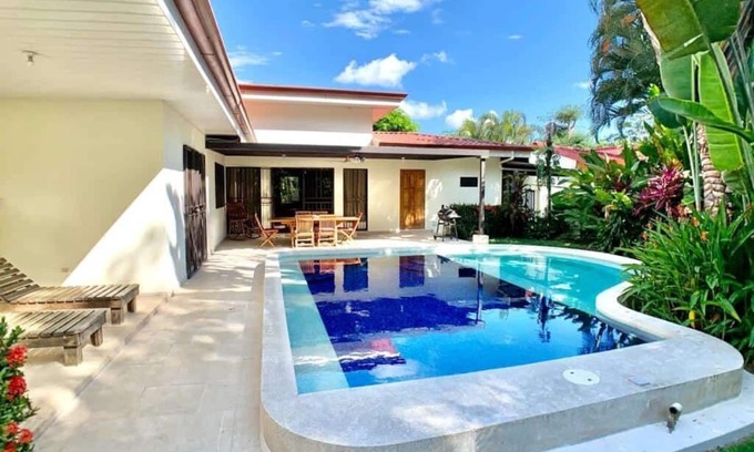 Barrio Ricos y Famosos House | Private Lush Gem in heart of Jaco with Large Pool!