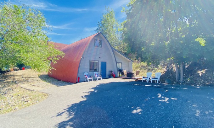 BX House | Private Middleton Mountain Chalet Bungalow. Pet Friendly W/amazing Views