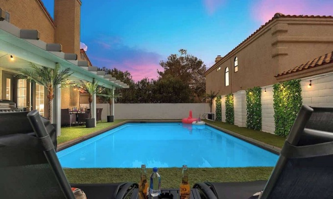 The Section Seven House | Private Oasis Luxury Villa~King Beds & Pool