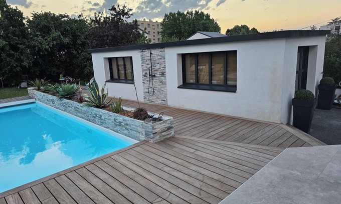 Decines-Charpieu Bed & Breakfast | Private outbuilding near groupama stadium and LDLC arena