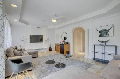 Colee Hammock House | Private Patio Cali King Bed Sleeps 10