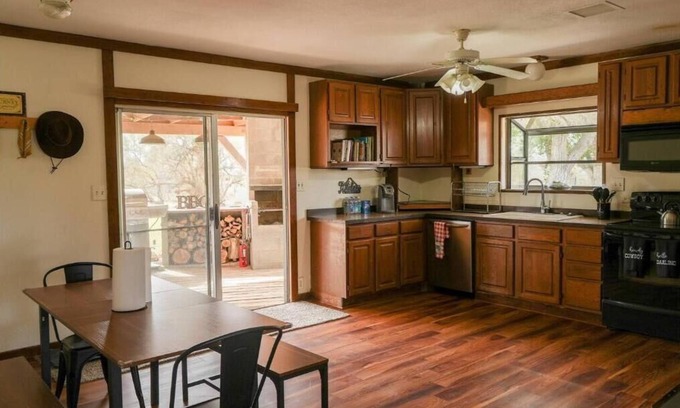Crystal House | Private & Peaceful Retreat near Death Valley - 2 HOMES, large group friendly!