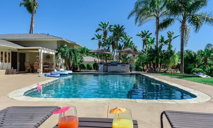 Mira Costa House | Private Pickelball Ct, BBQ, Fire Pit, Large Pool, Near Frontwave Arena and Ocean