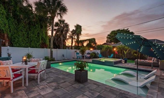 Naples Park House | Private Pool and Lanai! Walking distance to Vanderbilt Beach!