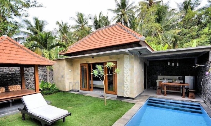 Bukti Bed & Breakfast | Private Pool House Near Beach, Singaraja