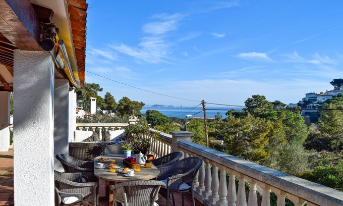 Pals Villa | Private pool, sea view, only 700 m. from the beach.