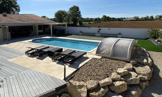 Coulon Cottage | Private pool & spa gite in the heart of the Marais Poitevin / 3 bedrooms / 10 people