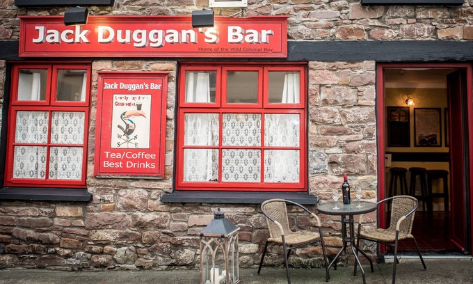 Castlemaine House | Private Pub on Ireland's Wild Atlantic Way and close to Killarney (sleeps 10)