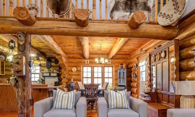 Lyndhurst House | Private, relaxing waterfront log cabin