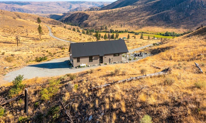 Pateros Cabin | Private Retreat on a 600 Acre Reserve!