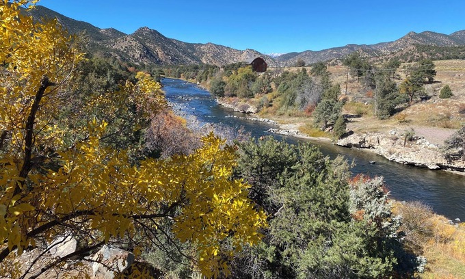 Howard House | Private River Retreat- Fly Fishing/Rafting/Relaxing 10 min. from downtown Salida
