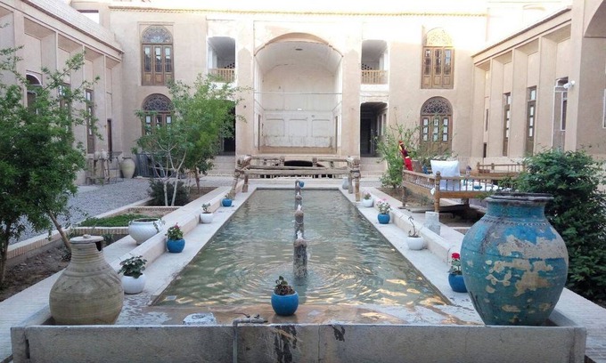 Ashkez̄ar Resort | Private room ∙ 5 guests