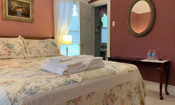 Downtown Niagara Falls Bed & Breakfast | Private Room with en-suit Bathroom 3 Mins to Falls