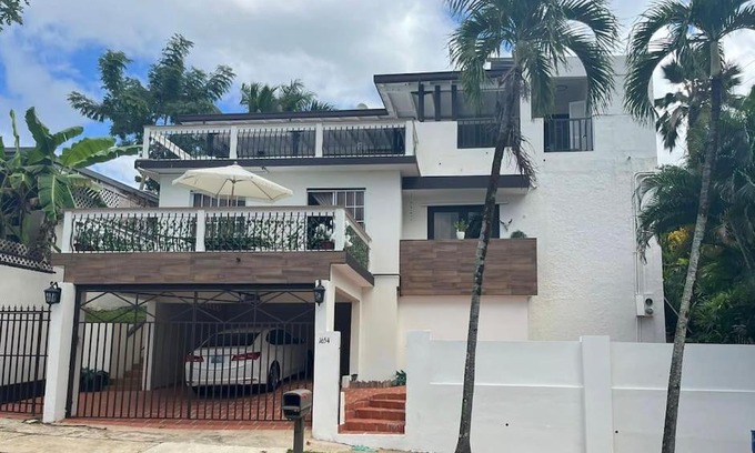 Monacillo Urbano House | Private Rooms in Duplex Home w 4 Baths FQ Beds 1-3ppl
