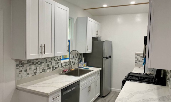 West Los Angeles House | Private, safe,Guest House-Westside Location! In our family 50 Years as a rental