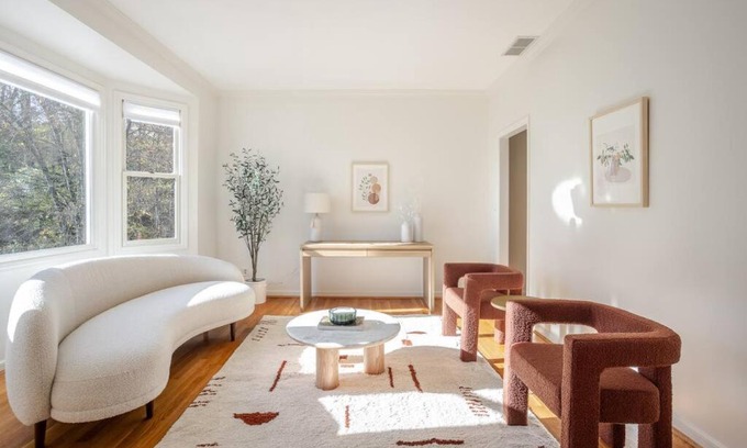 Mount Lookout House | Private, Serene Mt Lookout 5B Retreat with Garage, EV Charging