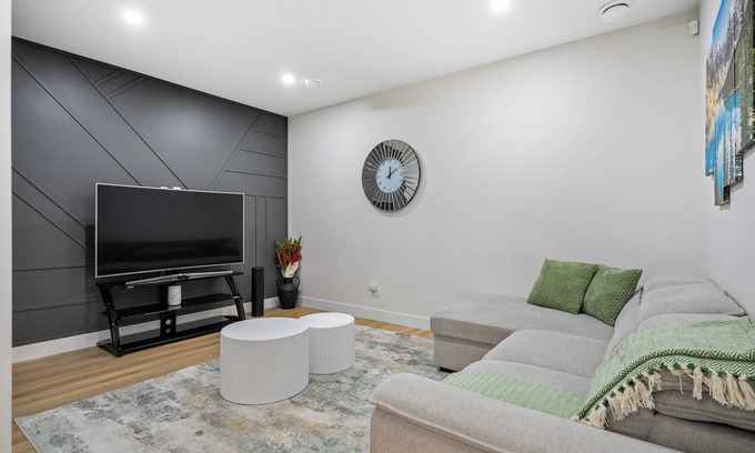 Symons Valley House | Private Sherwood Suite by Park