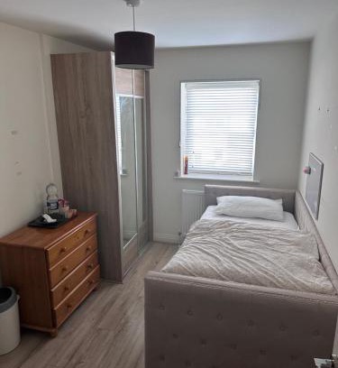 Sutton Cross House | Private single bedroom in beautiful house