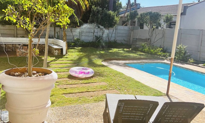 Bloubergstrand Cottage | Private space with garden and pool