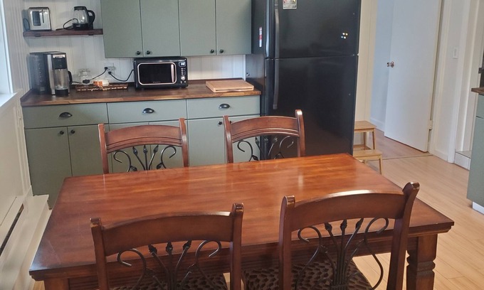 Regional District of Nanaimo Apartment | Private, spacious, bright & cozy apartment close to all amenities.