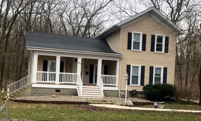 Mishawaka House | Private & Spacious Home 5 miles from Notre Dame
