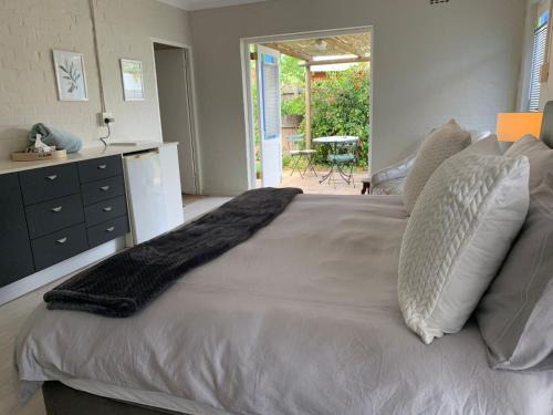Bloubergstrand Apartment | Private & Spacious Olive cottage in Bloubergstrand