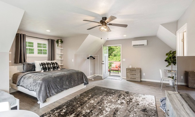 Druid Hills Apartment | Private Studio Above Garage w/Hot tub Only 1 Mile to Downtown Hendersonville