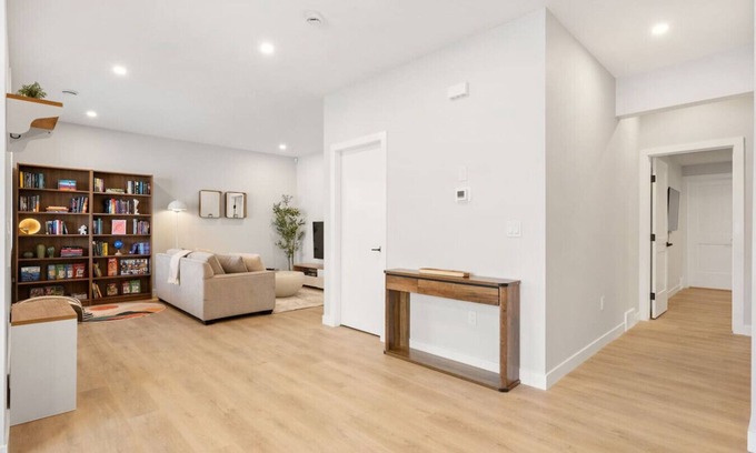 Chestermere House | Private Suite » Near Canal » AC » King Bed/w TV
