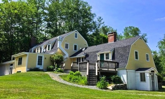 Londonderry House | Private Tavern, Hot Tub, 8-Fireplaces, Spa Baths, Fire Pit, Baths Ensuite - Shop or Ski!