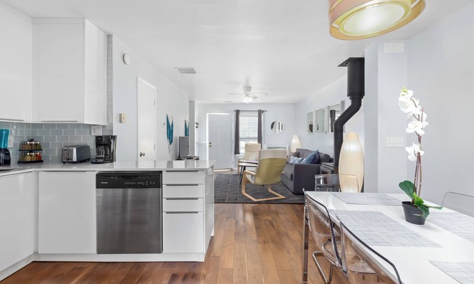 Carrboro House | Private UNC Townhome w/Parking, 2 Bedrooms, Sleeps 6, w/Beautiful Garden!