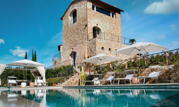 Radda in Chianti Villa | Private Villa with WIFI, hot tub, sauna, private pool, A/C, TV, patio, close to Greve In Chianti