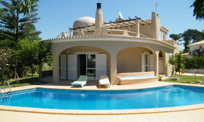 Vilamoura Villa | Private villa, swimming pool, garden, wi-fi, cable TV, air conditioning.