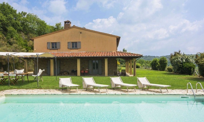 Civitella in Val di Chiana Villa | Private Villa with WIFI, private pool, TV, balcony, pets allowed, panoramic view, close to Arezzo
