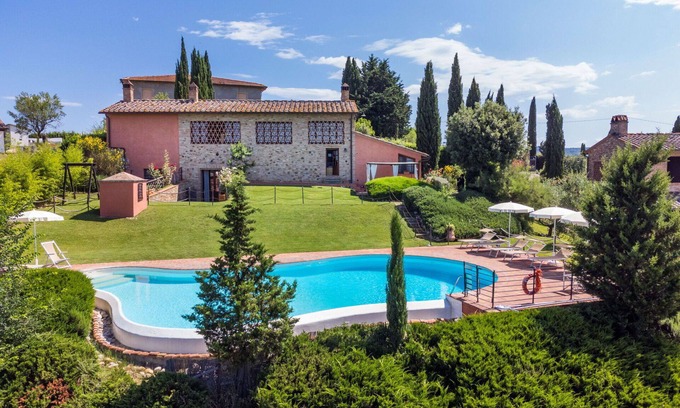 Certaldo House | Private Villa with WIFI, private pool, TV, terrace, pets allowed, parking, close to San Gimignano