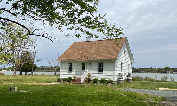Cambridge Cottage | Private waterfront cottage with pool on Church Creek
