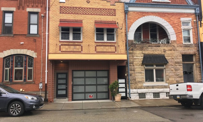South Side Flats House | PROFESSIONALLY CLEANED/QUARANTINED