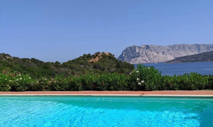 Capo Coda Cavallo Apartment | Punta Est Trilocale Soppalco con Terrazza Vista Mare