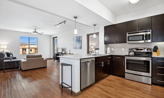 Desert Ridge Apartment | PURE SUITES DESERT RIDGE 2 BED POOL GYM WALK SHOPS/DINING