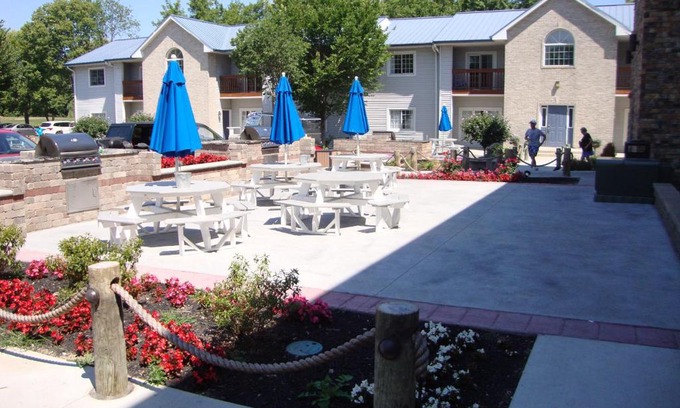 Put-in-Bay House | Put-in-Bay Poolview Condo #8